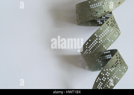 Streifen von alten gestanzt Band auf weiße Fläche Stockfoto