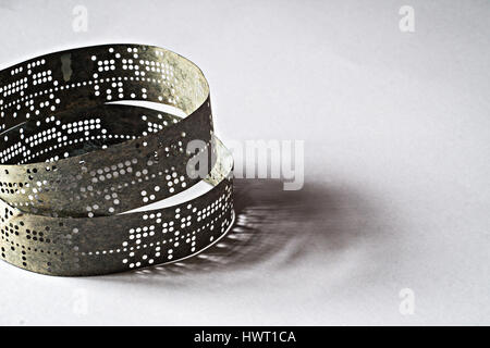 Streifen von alten gestanzt Band auf weiße Fläche Stockfoto