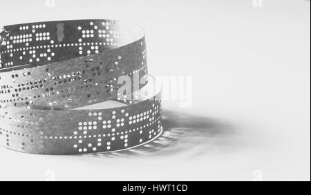 Streifen von alten gestanzt Band auf weiße Fläche Stockfoto