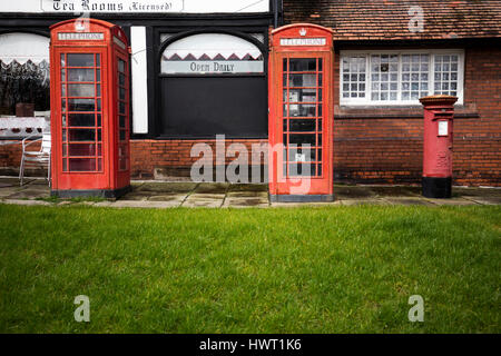 Port Sunlight - ein Modelldorf und Vorort in der Metropolitan Borough Wirral, Merseyside. Traditionelle rote Telefon Box und roten Briefkasten Stockfoto