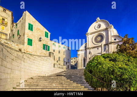 Blick auf Stadt-Zentrum und Kathedrale-Fassade in der Stadt Sibenik, Kroatien. Stockfoto