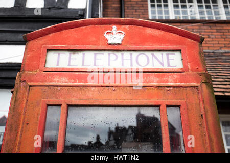 Port Sunlight - ein Modelldorf und Vorort in der Metropolitan Borough Wirral, Merseyside. Traditionelle rote Telefonzelle Stockfoto