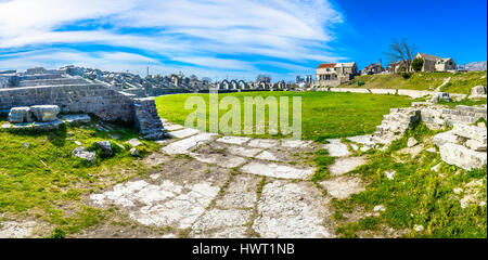 Marmor, lebendige Panorama an alten Ruinen in Salona, historische Sehenswürdigkeit im Vorort der Stadt Split, Kroatien. Stockfoto