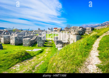 Marmor-Landschaft am alten Ruinen in Salona, historische Sehenswürdigkeit im Vorort der Stadt Split, Kroatien. Stockfoto