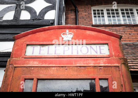 Port Sunlight - ein Modelldorf und Vorort in der Metropolitan Borough Wirral, Merseyside. Traditionelle rote Telefonzelle Stockfoto