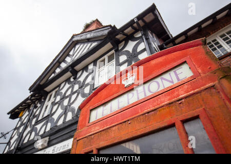 Port Sunlight - ein Modelldorf und Vorort in der Metropolitan Borough Wirral, Merseyside. Traditionelle rote Telefonzelle Stockfoto