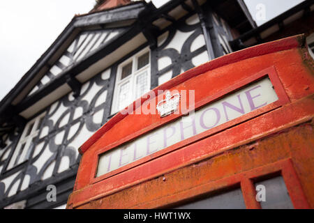 Port Sunlight - ein Modelldorf und Vorort in der Metropolitan Borough Wirral, Merseyside. Traditionelle rote Telefonzelle Stockfoto