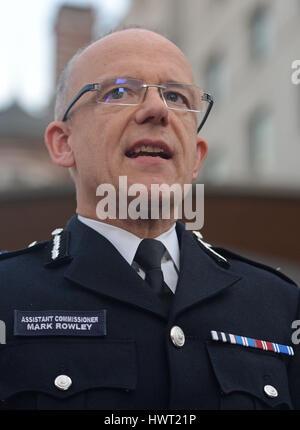Mark Rowley, Assistant Commissioner für Specialist Operations in der Metropolitan Police, sprechen außerhalb Scotland Yard in London, nachdem ein Polizist wurde erstochen und seine scheinbare Angreifer von Offizieren in einem großen Sicherheitsvorfall beschossen die Houses of Parliament. Stockfoto
