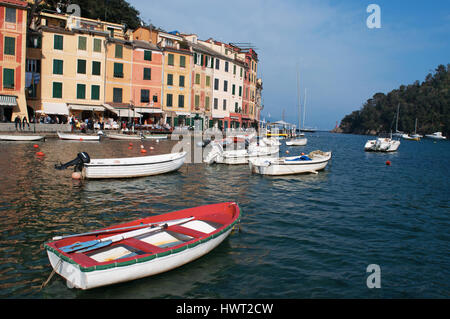 Italien: Boote in den Hafen von Portofino, Italienisch Fischerdorf berühmt weltweit für seinen malerischen Hafen und den bunten Häusern Stockfoto