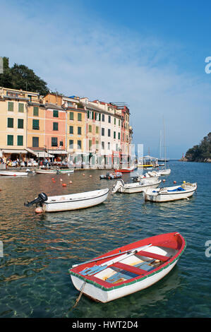 Italien: Boote in den Hafen von Portofino, Italienisch Fischerdorf berühmt weltweit für seinen malerischen Hafen und den bunten Häusern Stockfoto