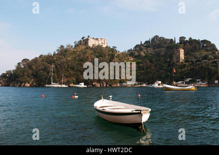 Italien: Boote in den Hafen von Portofino mit Blick auf die Burg Brown, das Kastell St. Georg, eine defensive und noble Wohnhaus in Portofino Stockfoto