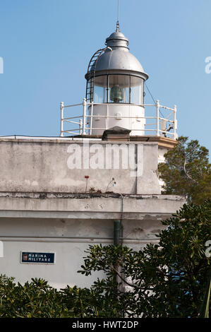 Punta Faro, Cape Lighthouse, Portofino, Italien: Strandkiefern und Panoramablick über den historischen Portofino Leuchtturm, erbaut im Jahre 1870 Stockfoto