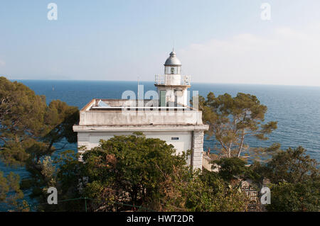 Punta Faro, Cape Lighthouse, Portofino, Italien: Strandkiefern und Panoramablick über den historischen Portofino Leuchtturm, erbaut im Jahre 1870 Stockfoto