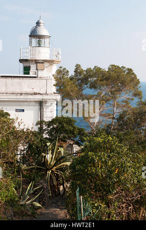 Punta Faro, Cape Lighthouse, Portofino, Italien: Strandkiefern und Panoramablick über den historischen Portofino Leuchtturm, erbaut im Jahre 1870 Stockfoto