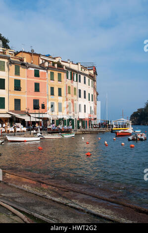 Italien: Skyline und Blick auf die Bucht und den Hafen von Portofino, einem italienischen Fischerdorf bekannt für seinen malerischen Hafen und den bunten Häusern Stockfoto