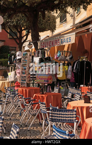 Italien: Außengastronomie, Sitzgelegenheiten im Freien und Souvenirläden in Piazzetta, dem kleinen Quadrat von Portofino, einem berühmten italienischen Fischerdorf Stockfoto