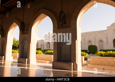 Bögen in Sultan Qaboos Grand Mosque an sonnigen Tag Stockfoto