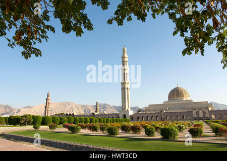 Sultan Qaboos Moschee an sonnigen Tag gegen klar blauen Himmel Stockfoto