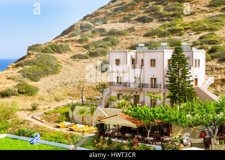 Komfortables Hotel und Taverne Gebäude. Griechischen Bäderarchitektur. Sandy Evita und Karavostasi Strand im Meer, die Bucht von Bali Resort Dorf. Rethymno, Cret Stockfoto