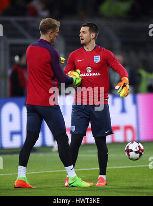 England Torhüter Joe Hart (links) und Tom Heaton Handschlag vor das internationale Freundschaftsspiel im Signal Iduna Park, Dortmund. Stockfoto