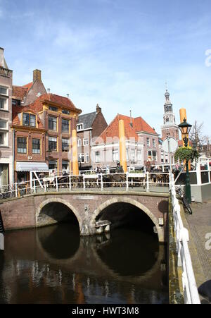 Alte Steinbrücke über Mient Kanal, Kanal, zentrale Alkmaar, Niederlande Stockfoto