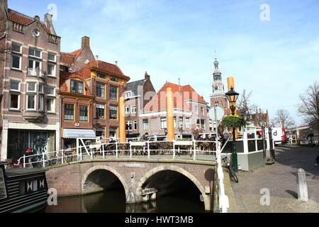 Alte Steinbrücke über Mient Kanal, Kanal, zentrale Alkmaar, Niederlande Stockfoto