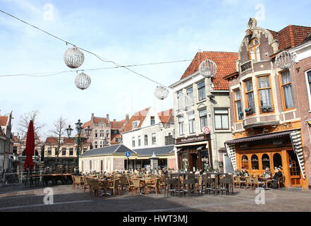 Terrasse auf einer breiten steinernen Brücke über Verdronkenoord Kanal am Vismarkt Square, zentraler Alkmaar, Niederlande. Stockfoto