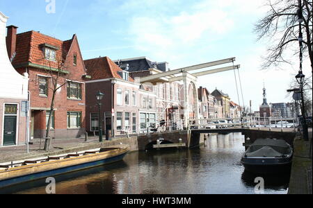 Eenhoornbrug hölzerne Brücke über den Verdronkenoord Kanal, zentrale Alkmaar, Niederlande. Im Hintergrund Accijnstoren Stockfoto