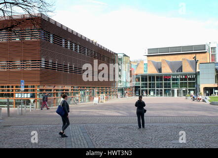 Stedelijk Museum Alkmaar am Canadaplein Square in zentralen Alkmaar, Niederlande. Am linken TAQA Theater De Weste Stockfoto