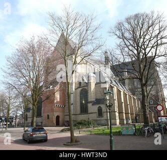 15. Jahrhundert Grote oder Sint Laurenskerk (St.-Lorenz-Kirche) am Kerkplein Square, zentraler Alkmaar, Niederlande. (Genähte Bild) Stockfoto