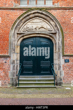 Tor mit Tympanon in einer Mauer der Noorderkerk (Nordkirche). Hoorn, Niederlande. Stockfoto