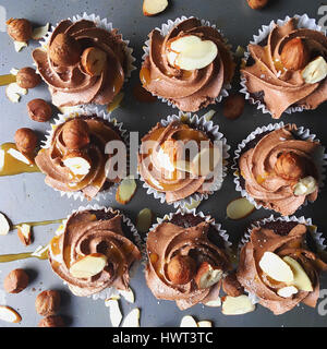 Erhöhte Ansicht von Cupcakes auf Tabelle angeordnet Stockfoto