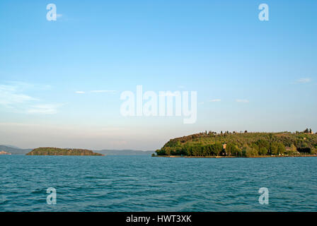 Isola Minore und Isola Maggiore (rechts), Trasimeno See, Umbrien, Italien Stockfoto