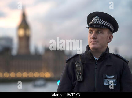 Ein Polizist steht auf Albert Damm in der Nähe des Palace of Westminster, London, nachdem mindestens zwei Menschen gestorben sind, nachdem ein Knifeman brachte den Terror im Herzen von Westminster, mäht Fußgänger dann stechen ein Polizist, bevor er von bewaffneten Beamten erschossen wurde. Stockfoto