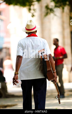 Kubanische Mann traditionelle Panama Stroh Hut eine akustische Gitarre zu spielen. Kuba Stockfoto