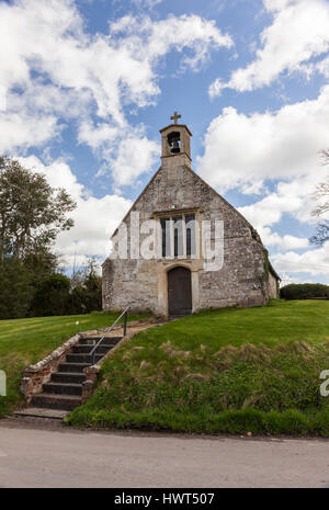 Malerische St. James Church im Dorf Wiltshire in Tytherington, England, Großbritannien. Eine kleine denkmalgeschützte Dorfkirche aus dem 12. Jahrhundert. Stockfoto