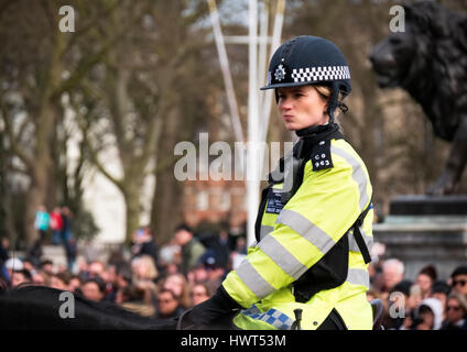 LONDON Polizistin auf dem Pferderücken im Buckingham Palace Stockfoto