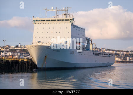 Landungsschiff dock (LSD(A)) RFA Mounts Bay von der Royal Fleet Auxiliary neben in Falmouth, Cornwall Stockfoto