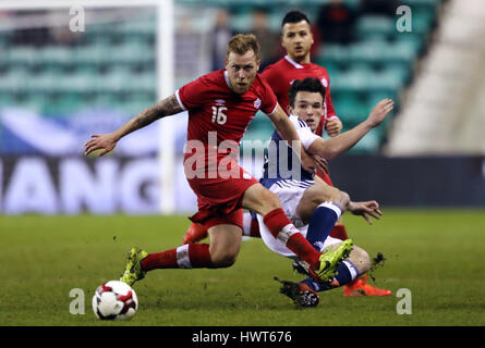 Kanadas Scott Arfield (links) und Schottlands John McGinn Kampf um den Ball während der internationale Freundschaftsspiele match bei Easter Road, Edinburgh. Stockfoto