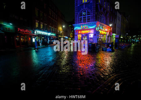 Ed Diner Neonlichter reflektiert auf nassem Kopfsteinpflaster Stein Straße Soho in London Stockfoto