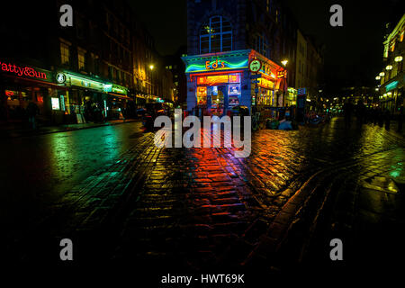 Ed Diner Neonlichter reflektiert auf nassem Kopfsteinpflaster Stein Straße Soho in London Stockfoto