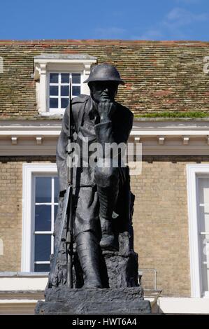 Denken, Soldat, Kriegerdenkmal, Huntingdon, Cambridgeshire wurde von Kathleen Scott, Ehefrau von Robert Scott der Antarktis entworfen. Stockfoto