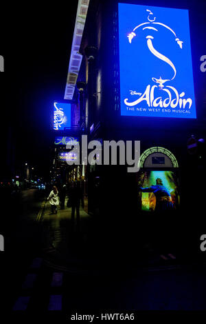 Nachtansicht des Prince Edward Theatre in der Old Compton Street, Soho, London UK.  Aladdin, ein Disney-Musical spielen Stockfoto