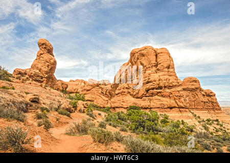 Primitive Trail auf der Rückseite im Norden und Süden Fenster im Arches National Park führt den Wanderer durch einige erstaunliche Felsformationen Stockfoto