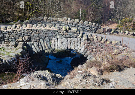 Ashness Bridge in der Nähe von Keswick, Cumbria, Lake District, England, Großbritannien Stockfoto