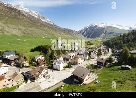 Andermatt, Schweiz - 14. Mai 2015: Blick auf die Stadt von Andermatt. Die Stadt ist von der Sonne beschienen, während einem schönen Frühlingstag am Tag t Stockfoto