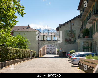 Andeer, Schweiz - 14. Mai 2015: Eingangstüren in das Dorf Andeer. Andeer liegt im Val Schams oder Val Schons, auf der rechten Seite des Hinterrhei Stockfoto