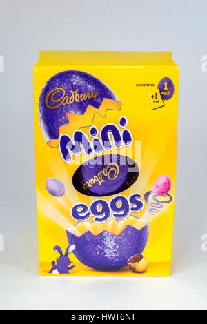 CHESTER, Großbritannien - 19. März 2017: Cadbury es Mini Eiern Easter Egg Box. Eine beliebte Schokoladegenuss für die Osterferien. Stockfoto
