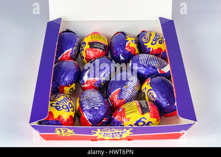 CHESTER, Großbritannien - 19. März 2017: Cadbury es Creme Eierkarton. Offener Kasten zeigt 12 Creme-Eiern. Eine beliebte Schokoladegenuss für die Osterferien. Stockfoto