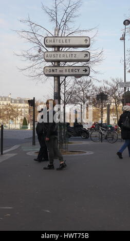 Parisienne-Wegweiser. Ein Wegweiser in der Nähe von Place d ' Italien in Paris. Stockfoto